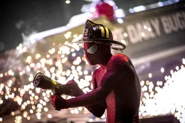 Als Spider-Man widmet sich Peter Parker (Andrew Garfield) der Verbrechensbek&auml;mpfung in New York City und wird von den Einwohnern der Stadt als tapferer Held gefeiert.