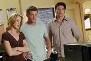 Während Tom (Doug Savant, M.) Rick (Jason Gedrick, r.) klar macht, dass er die Finger von Lynette (Felicity Huffman, l.) lassen soll, wird dieser klar, dass sie sich längst verliebt hat.