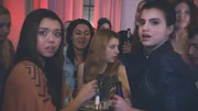 Nicky (Sami Gayle, r.) und ihre Freundin Jane (Sage Kirwan, l.) sind schockiert, als ein paar Jugendliche auf einer Party bewusstlos zusammenbrechen. Schuld daran ist eine neue Art von Heroin, die immer mehr Menschen t&ouml;tet ...