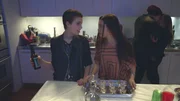 Nicky (Sami Gayle, l.) am&uuml;siert sich mit ihrer Freundin Jane (Sage Kirwan, r.) auf einer Party. Die Feier findet jedoch ein j&auml;hes Ende, als zwei Jugendliche eine &Uuml;berdosis an Heroin nehmen. Frank und sein Team ermitteln ...