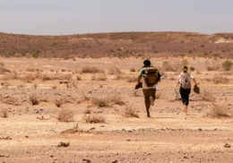 Barfu&szlig; durch Australien: Kira (Amira Demirkiran) und Jack (Tjiirdm McGuire).