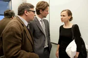 Kerstin (Nadja Becker, r.) sucht das Gespr&auml;ch mit ihren Mitarbeitern Simon (Bert Tischendorf, M.) und Gregor (R&uuml;diger Klink, l.), denn nach der allj&auml;hrlichen Betriebsfeier und der darauffolgenden, verh&auml;ngnisvollen Nacht, steht die sonst m&auml;nnerverachtende Chefin vor dem schwierigsten R&auml;tsel ihres Lebens: Wer k&ouml;nnte der Vater ihres ungeborenen Kindes sein?; Kerstin (Nadja Becker, r.) sucht das Gespr&auml;ch mit ihren Mitarbeitern Simon (Bert Tischendorf, M.) und Gregor (R&uuml;diger Klink, l.), denn nach der allj&auml;hrlichen Betriebsfeier und der darauffolgenden, verh&auml;ngnisvollen Nacht, steht die sonst m&auml;nnerverachtende Chefin vor dem schwierigsten R&auml;tsel ihres Lebens: Wer k&ouml;nnte der Vater ihres ungeborenen Kindes sein?