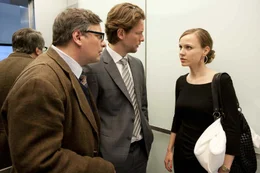 Kerstin (Nadja Becker, r.) sucht das Gespr&auml;ch mit ihren Mitarbeitern Simon (Bert Tischendorf, M.) und Gregor (R&uuml;diger Klink, l.), denn nach der allj&auml;hrlichen Betriebsfeier und der darauffolgenden, verh&auml;ngnisvollen Nacht, steht die sonst m&auml;nnerverachtende Chefin vor dem schwierigsten R&auml;tsel ihres Lebens: Wer k&ouml;nnte der Vater ihres ungeborenen Kindes sein?; Kerstin (Nadja Becker, r.) sucht das Gespr&auml;ch mit ihren Mitarbeitern Simon (Bert Tischendorf, M.) und Gregor (R&uuml;diger Klink, l.), denn nach der allj&auml;hrlichen Betriebsfeier und der darauffolgenden, verh&auml;ngnisvollen Nacht, steht die sonst m&auml;nnerverachtende Chefin vor dem schwierigsten R&auml;tsel ihres Lebens: Wer k&ouml;nnte der Vater ihres ungeborenen Kindes sein?