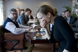 Gott, ist mir schlecht! Kerstin (Nadja Becker, r.) gilt als &uuml;berhebliche, skrupellose und m&auml;nnerverachtende Chefin. Doch jetzt gibt es gleich zwei m&ouml;gliche V&auml;ter ihres Kindes!