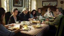 Laura (Penelope Cruz, li.) und ihr Mann Alejandro (Ricardo Dar&iacute;n) m&uuml;ssen ihren Angeh&ouml;rigen (v. r. n. l.) &ndash; ihrem Schwager Fernando (Eduard Fern&aacute;ndez), ihrem Vater Antonio (Ram&oacute;n Barea), ihrem Schwager Joan (Roger Casamajor) und ihrer Schwester Ana (Inma Cuesta) &ndash; etwas gestehen.