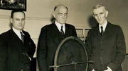 Tesla und der Induktionsmotor 50. Jahrestag, 1938. Der serbisch-amerikanische Physiker und Elektroingenieur Nikola Tesla (1856-1943), stehend rechts, mit Vertretern der