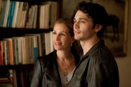 Karriere, Haus und Mann machen Liz Gilbert (Julia Roberts, l.) eines Tages keinen Spa&szlig; mehr, der neue Lover (James Franco, r.) sorgt auch nur vor&uuml;bergehend f&uuml;r Ablenkung. Und irgendwann hat sich die Leere des Alltags soweit ausgebreitet, dass blo&szlig; noch die Flucht nach vorne bleibt. Deshalb bricht sie zu einer Reise rund um die Welt auf ...