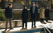 Der Bruder von Henry Baskerville (Tom Everett Scott, 3.v.l.), einem Bekannten von Holmes' (Jonny Lee Miller, l.) Vater, soll laut eines Zeugen von einem leuchtenden Hund zu Tode gejagt worden sein. Für Holmes und Watson (Lucy Liu, 2.v.l.) zunächst schwer zu glauben ... Der Bruder von Henry Baskerville (Tom Everett Scott, 3.v.l.), einem Bekannten von Holmes' (Jonny Lee Miller, l.) Vater, soll laut eines Zeugen von einem leuchtenden Hund zu Tode gejagt worden sein. Für Holmes und Watson (Lucy Liu, 2.v.l.) zunächst schwer zu glauben ...