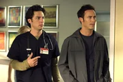 J.D.'s (Zach Braff, l.) nichtsnutziger Bruder Dan (Tom Cavanagh, r.) ist wieder in der Stadt; J.D. nimmt ihn widerwillig einen Tag lang mit in die Klinik.