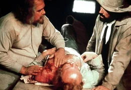 WDR Fernsehen BEGRABT DIE W.LFE IN DER SCHLUCHT, Spielfilm, USA,1973 Regie: Ted Kotcheff, Buch: Alan Sharp, am Dienstag (26.02.02) um 22:00 Uhr. Der HSndler Copeland (David Huddlestone, li.) bemYht sich um Marshal Gifford (Jack Warden, Mitte), den der Outlaw Deans (Gregory Peck) angeschossen hat.
