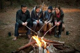 Roman (Harald Schrott), Lea (Stella Kunkat), Merle (Greta Bohacek) und Kathrin (Anneke Kim Sarnau) am Lagerfeuer.