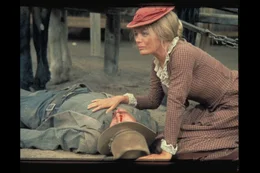 Laura Shelby (Sheree North, r.)