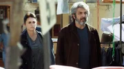 Alejandro (Ricardo Dar&iacute;n, rechts) reist an, um seiner Frau Laura (Pen&eacute;lope Cruz) beizustehen.