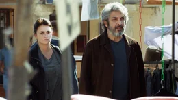 Alejandro (Ricardo Dar&iacute;n, rechts) reist an, um seiner Frau Laura (Pen&eacute;lope Cruz) beizustehen.