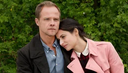 Leonards (Matthias Koeberlin) Frau Nina (Liane Forestieri) hofft, dass er sich endlich mit seiner Mutter auss&ouml;hnt.
