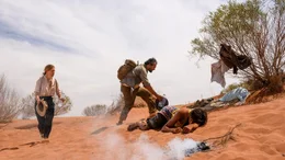 Svenja (Anneke Kim Sarnau) und Kalti (Aaron Pedersen) finden Jack (Tjiirdm McGuire, re.), der von einer Schlange gebissen wurde.