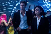 Ein wichtiger Auftrag f&uuml;hrt Agent H (Chris Hemsworth) und Agent M (Tessa Thompson) auf eine schrille Party, bei der Erdenb&uuml;rger und Au&szlig;erirdische feiern.