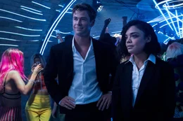 Ein wichtiger Auftrag f&uuml;hrt Agent H (Chris Hemsworth) und Agent M (Tessa Thompson) auf eine schrille Party, bei der Erdenb&uuml;rger und Au&szlig;erirdische feiern.