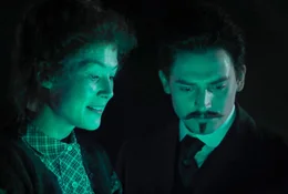 Marie (Rosamund Pike, li.) zeigt ihrem Kollegen und Freund Paul Langevin (Aneurin Barnard. re.) eine winzige Menge Radium, das sie gemeinsam mit ihrem Mann Pierre entdeckt hat.