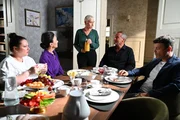 Richard (2.v.r.) macht seiner Familie klar, wie sehr er auf ihre Zuversicht angewiesen ist. Von links: Vanessa (Julia Augustin), Simone (Tatjana Clasing), Renate Scholz (Inge Brings), Richard (Silvan-Pierre Leirich) und Ben (Jörg Rohde). Richard (2.v.r.) macht seiner Familie klar, wie sehr er auf ihre Zuversicht angewiesen ist. Von links: Vanessa (Julia Augustin), Simone (Tatjana Clasing), Renate Scholz (Inge Brings), Richard (Silvan-Pierre Leirich) und Ben (Jörg Rohde).