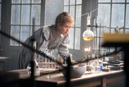 Marie Curie (Rosamund Pike) wurde die Begr&uuml;nderin der Radiochemie und erhielt f&uuml;r ihre bahnbrechenden Entdeckungen als erste Frau 1903 den Nobelpreis f&uuml;r Physik gemeinsam mit ihrem Mann und 1911 den Nobelpreis f&uuml;r Chemie.