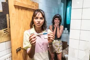 Das lesbische Pärchen Kim (Johanna Franke, re.) und Paula (Taneshia Abt, li.) wartet gespannt auf das Ergebnis ihres Schwangerschaftstests. Das lesbische Pärchen Kim (Johanna Franke, re.) und Paula (Taneshia Abt, li.) wartet gespannt auf das Ergebnis ihres Schwangerschaftstests.
