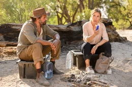 Tourguide Kalti (Aaron Pedersen) beobachtet seine Begleiterin: Svenja (Anneke Kim Sarnau) ist kein Naturmensch.