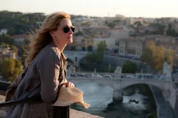 Nach ihrer schmerzlichen Scheidung fasst Elizabeth (Julia Roberts) den Entschluss, ihrem New-Yorker-Alltag den R&uuml;cken zu kehren und neu anzufangen. Sie bricht zu einer Reise rund um die Welt auf, die zu einer Suche nach sich selbst wird ...
