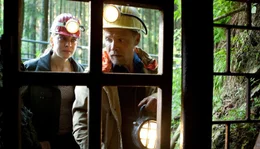 Kathrin (Catherine Bode) und Leonard (Matthias Koeberlin) dringen in die stillgelegten Stollen ein.