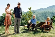 Don Federico Rubini (Bozidas Smiljanic, 2.v.r.) und seine Frau (Mila Elegovic, r.) sind bereit, Maria (Liane Forestieri, l.) und Jan (Kai Wiesinger, 2.v.l.) bei ihren Pl&auml;nen zu unterst&uuml;tzen.
