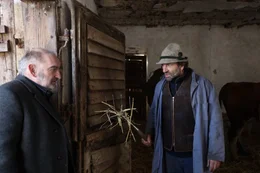 Der Holznerbauer (Max Schmidt, rechts) kann sich und dem Kriminalkommissar Kreuzeder (Sigi Zimmerschied, links) nicht erkl&auml;ren, wie die zerst&uuml;ckelte Leiche unter seinen M&auml;hdrescher gekommen ist.
