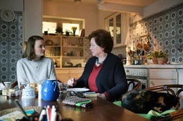 Lara (Birte Schn&ouml;ink, li.) versucht bei Henriette (Imogen Kogge, re.), einer alten Freundin ihrer Mutter, mehr &uuml;ber ihren leiblichen Vater herauszufinden.