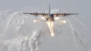 Die Lockheed C-130 beim Abschuss von sogenannten Flares. Die Täuschkörper erzeugen Hitze und lenken so wärmesuchende Raketen vom eigentlichen Ziel – dem Flugzeug – ab.