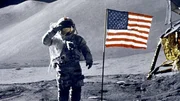 30. Juli 1971 NASA-Foto: James B. Irwin, Pilot der Mondlandef&auml;hre von Apollo 15, salutiert neben der vierten amerikanischen Flagge, die auf dem Mond aufgestellt wurde.