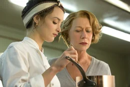 Marguerite (Charlotte le Bon, l.), Madame Mallory (Helen Mirren, r.)