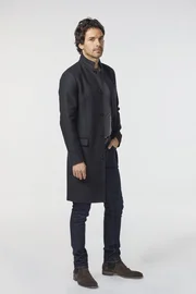 (1. Staffel) - Als der IT- Milliardär Darius Tanz (Satiago Cabrera) entdeckt, dass die Erde droht, in sechs Monaten unterzugehen, gründet er zusammen mit einem MIT-Absolventen und Vertretern der Regierung eine besondere Task-Force ... (1. Staffel) - Als der IT- Milliardär Darius Tanz (Satiago Cabrera) entdeckt, dass die Erde droht, in sechs Monaten unterzugehen, gründet er zusammen mit einem MIT-Absolventen und Vertretern der Regierung eine besondere Task-Force ...