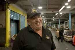 Kostas Tsampas, der &bdquo;King Souvlaki&ldquo;: F&uuml;r seinen Foodtruck kauft er regelm&auml;&szlig;ig im Gro&szlig;markt ein.