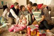 Das Familienmodell der Zukunft? Kerstin (Nadja Becker, 2.v.r.) hat in Simon Schnell (Bert Tischendorf, 2.v.l.), Gregor Kiefer (R&uuml;diger Klink, l.) und Achim (Maximilian Grill, r.) gleich drei "V&auml;ter" f&uuml;r ihr Kind gefunden ...
