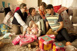 Das Familienmodell der Zukunft? Kerstin (Nadja Becker, 2.v.r.) hat in Simon Schnell (Bert Tischendorf, 2.v.l.), Gregor Kiefer (R&uuml;diger Klink, l.) und Achim (Maximilian Grill, r.) gleich drei "V&auml;ter" f&uuml;r ihr Kind gefunden ...