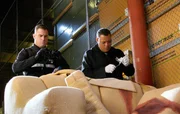 Eine Spur im r&auml;tselhaften Todesfall eines Teenagers f&uuml;hrt die CSI-Ermittler Nick Stokes (George Eads, l.) und Dr. Raymond Langston (Laurence Fishburne) in die Asservatenkammer der Polizei.