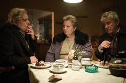 Werner (Peter Ren&eacute; L&uuml;dicke), Jutta (Gabriela Maria Schmeide) und der B&uuml;rgermeister (J&ouml;rg Sch&uuml;ttauf) besprechen die LAge im Caf&eacute; Wunderlich