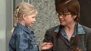 Der Engel Gloria (Valerie Bertinelli, r.) freundet sich mit der kleinen Madeline (Madison McReynolds) an.
