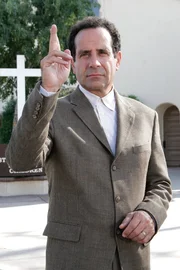 Kurz vor Weihnachten erhält Monk einen Anruf, dass sein Vater Jack, ein Trucker, wegen eines Verkehrsdeliktes eingesperrt wurde. Obwohl sich die beiden seit 40 Jahren nicht mehr gesehen haben holt Monk seinen Vater aus dem Gefängnis und begleitet ihn anschließend auf seiner Route quer durchs Land. Jack verteilt im Auftrag eines reichen Unternehmers Kinderspielzeug an Waisenhäuser und Kirchen. Obwohl dies eine noble Geste scheint, beschleicht Monk das Gefühl, dass hier etwas nicht stimmt. Im Bild: Tony Shalhoub (Adrian Monk).