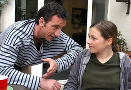 Frank (Heio von Stetten) versucht seine Tochter Franzi (Kathrin Enenkel) aufzuheitern.
