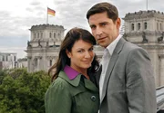Lilly Heiden (Christine Neubauer) und ihr Freund Christian (Oliver Bootz) auf der Terasse ihrer neuen Wohnung.