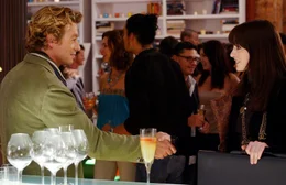 Die sonst so biedere Andy (Anne Hathaway, r.) ist kaum wiederzuerkennen: Geht sie jetzt sogar so weit und betr&uuml;gt ihren Freund mit dem charmanten Christian (Simon Baker, l.)?