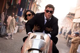 Mitte: Agent M (Tessa Thompson) und Agent H (Chris Hemsworth)