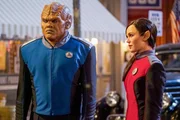Bortus (Peter Macon, l.); Talla (Jessica Szohr, r.). Bortus (Peter Macon, l.); Talla (Jessica Szohr, r.).