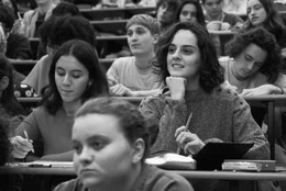 Nora (No&eacute;mie Merlant, 3.v.r.) nimmt an der Pariser Sorbonne ihr Jurastudium wieder auf, nachdem sie mehrere Jahre in der Immobilienagentur ihres Onkels in Bordeaux gejobbt hat.