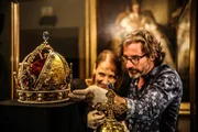 Restauratorin Helene Hanzer und Kurator Paulus Rainer mit der Rudolfskrone. Restauratorin Helene Hanzer und Kurator Paulus Rainer mit der Rudolfskrone.